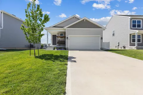 2379 SE Fox Valley Dr, West Des Moines, IA 50265