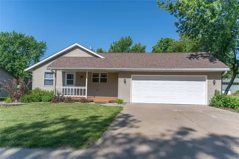 1329 N Prairie St, Pella, IA 50219
