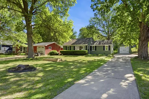 1216 Marion Ave, Pella, IA 50219