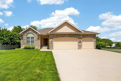 14905 Maple Dr, Urbandale, IA 50323