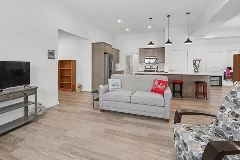 503 Vintage Ln, Pella, IA 50219