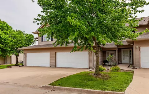 4160 100th St #17, Urbandale, IA 50322