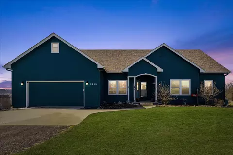 2223 Holliwell Valley Ct, Winterset, IA 50273