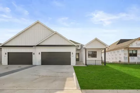 326 S Spruce St, Indianola, IA 50125