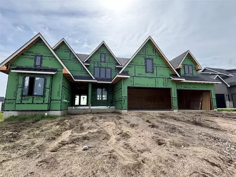 3837 NW 183rd St, Clive, IA 50325