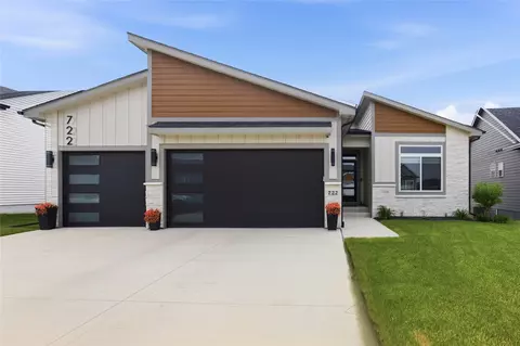 722 NE Country Meadow Dr, Ankeny, IA 50021