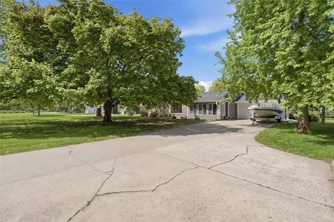1417 Ashworth Rd, West Des Moines, IA 50265