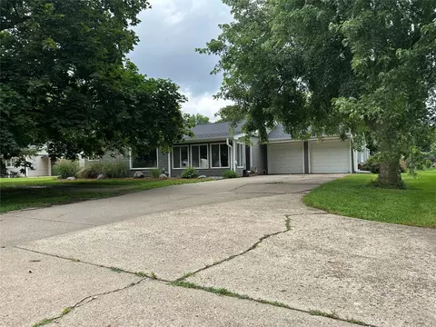 1417 Ashworth Rd, West Des Moines, IA 50265