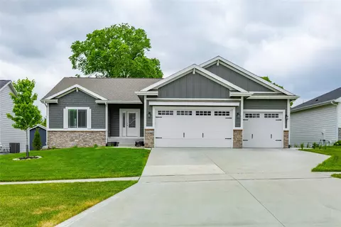 10922 Westport Dr, West Des Moines, IA 50266
