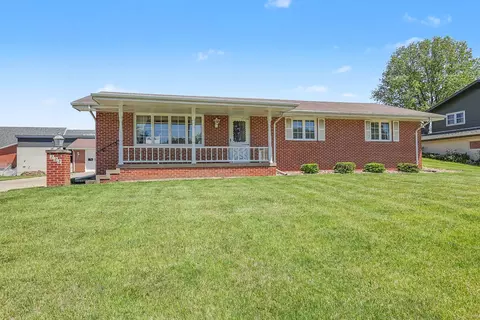 222 E 10th St, Pella, IA 50219