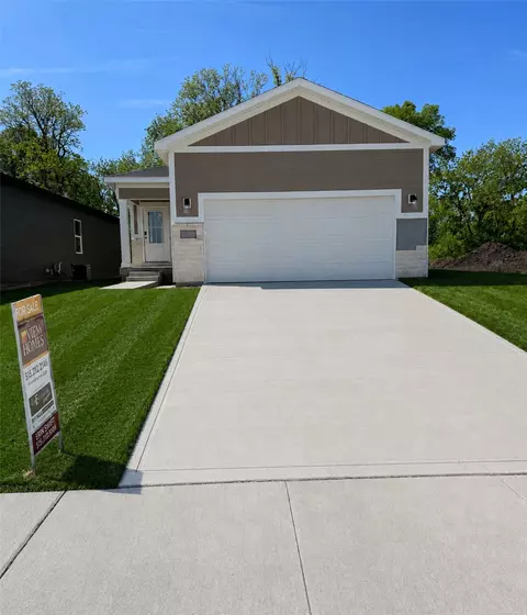 1052 NW Macarthur Ln, Waukee, IA 50263
