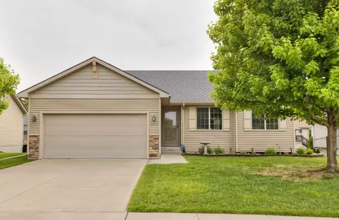 5817 NW 52nd St, Johnston, IA 50131