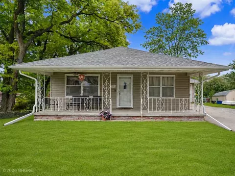 903 E 1st Ave, Indianola, IA 50125