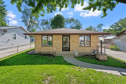 809 E 27th St, Des Moines, IA 50317