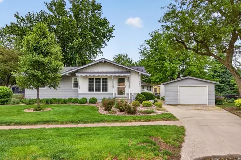 5011 Lower Beaver Rd, Des Moines, IA 50310