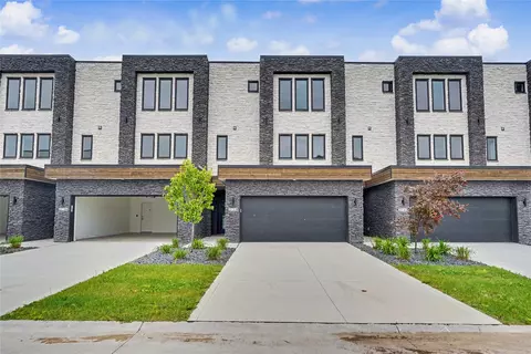 2738 Fleur Dr, Des Moines, IA 50321