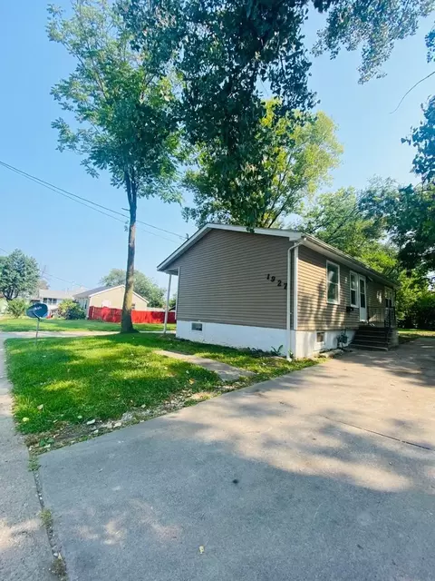 1927 22nd St, Des Moines, IA 50310