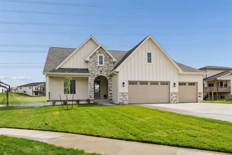 16212 Ironwood Ln, Urbandale, IA 50323