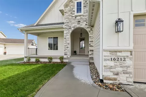 16212 Ironwood Ln, Urbandale, IA 50323