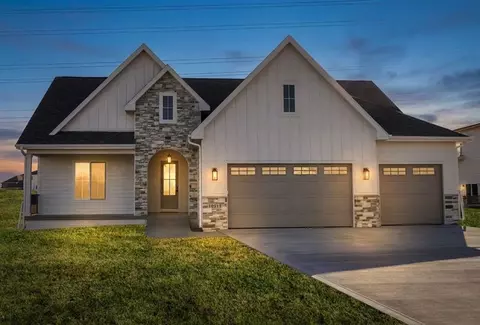 16212 Ironwood Ln, Urbandale, IA 50323