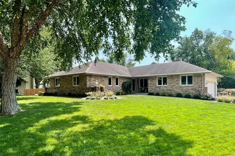 511 58th Ct, West Des Moines, IA 50266