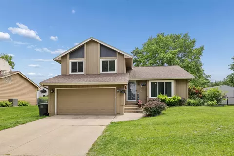 4800 Bel Aire Rd, Des Moines, IA 50310