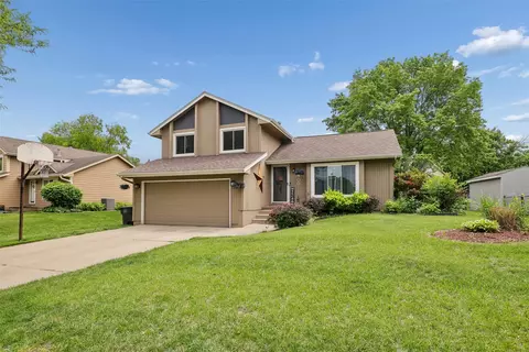 4800 Bel Aire Rd, Des Moines, IA 50310