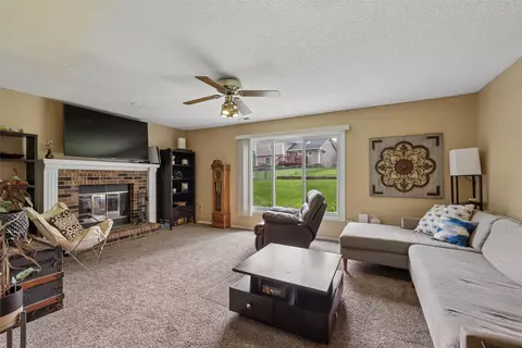 4800 Bel Aire Rd, Des Moines, IA 50310