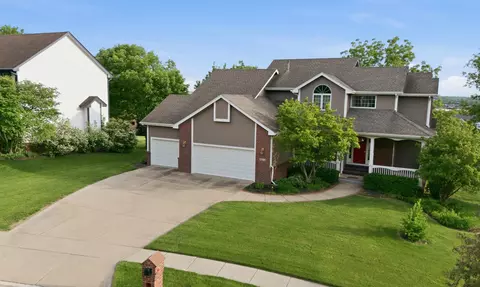 5512 Garrison Ct, Johnston, IA 50131