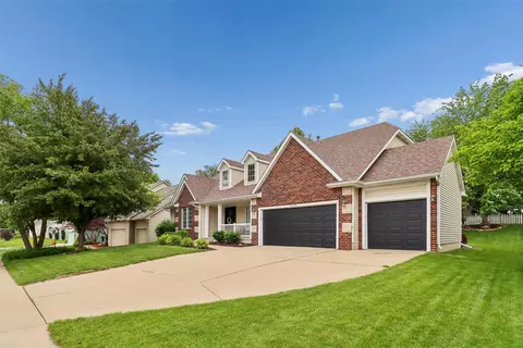 5518 Ponderosa Dr, West Des Moines, IA 50266