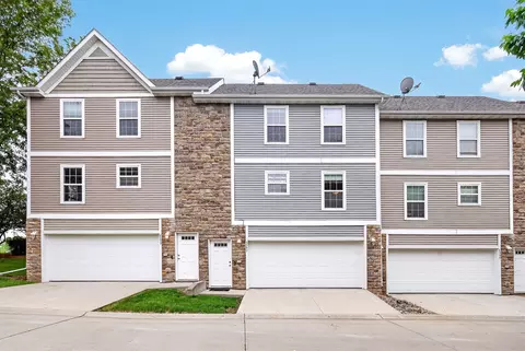 6397 Oak Creek Dr, Pleasant Hill, IA 50327