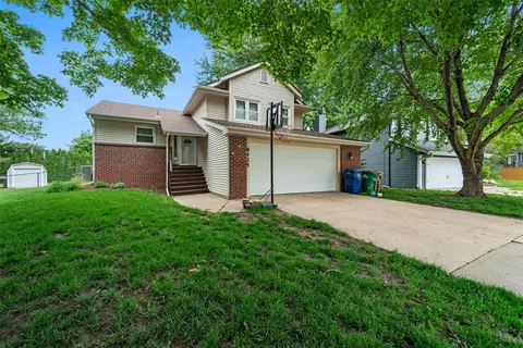 8425 Sharon Cir, Urbandale, IA 50322