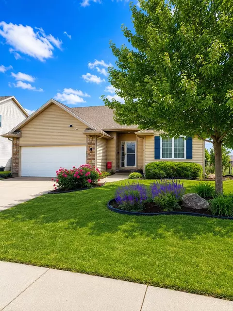 9507 Wilson St, West Des Moines, IA 50266