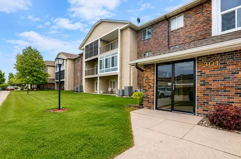 301 SE Delaware Ave #302, Ankeny, IA 50021