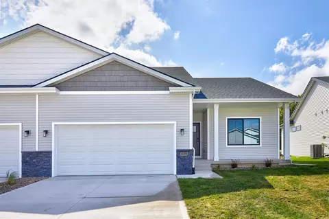 16704 Walnut Meadows Cir, Urbandale, IA 50323
