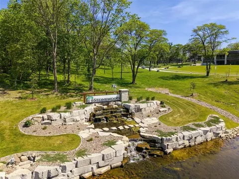 1581 S Stonewood Dr, West Des Moines, IA 50266