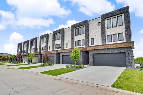 2712 Fleur Dr, Des Moines, IA 50321