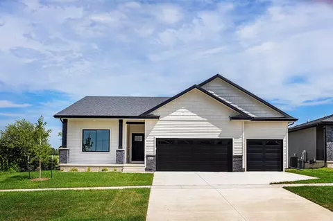 8141 Buckley St, Johnston, IA 50131