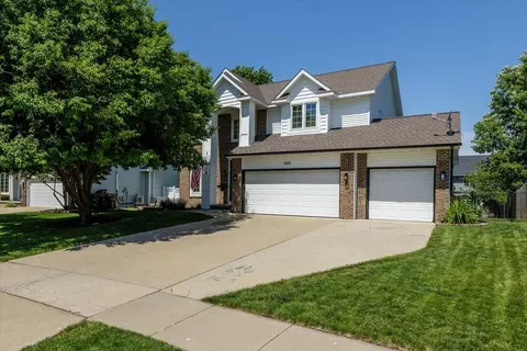 5459 Coachlight Dr, West Des Moines, IA 50266
