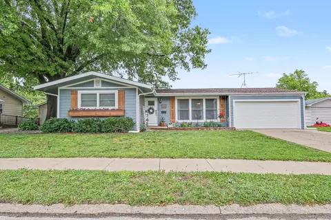606 Madison St, Pella, IA 50219