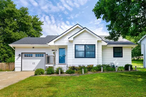2221 Swan Dr, Norwalk, IA 50211