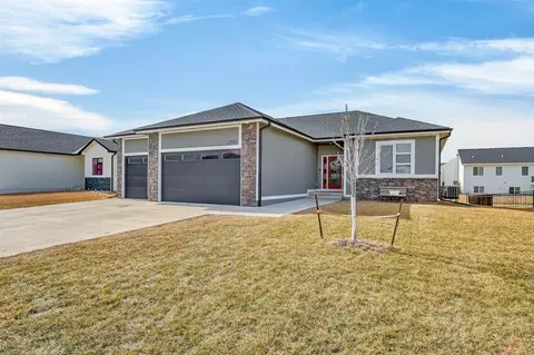 2590 Serenity Dr, Waukee, IA 50263