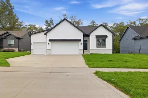1041 2nd St NE, Altoona, IA 50009
