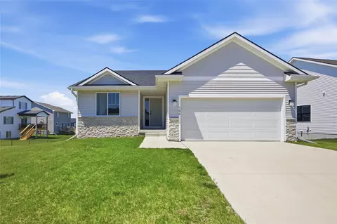 706 NE Country Meadow Dr, Ankeny, IA 50021