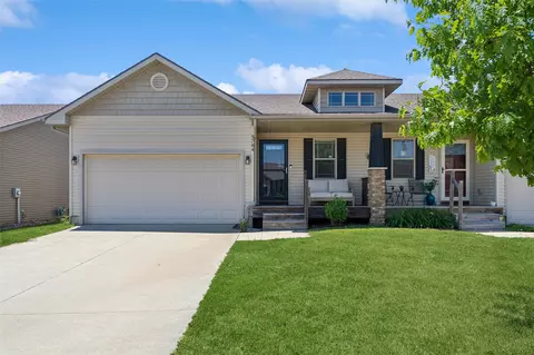 5784 NW 50th St, Johnston, IA 50131