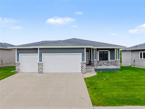 9081 Hayden Dr, West Des Moines, IA 50266