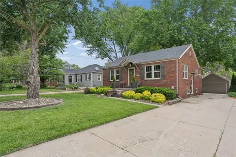 2121 40th Pl, Des Moines, IA 50310