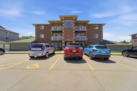 4130 100th St #8, Urbandale, IA 50322