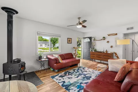 4036 15th St, Des Moines, IA 50313