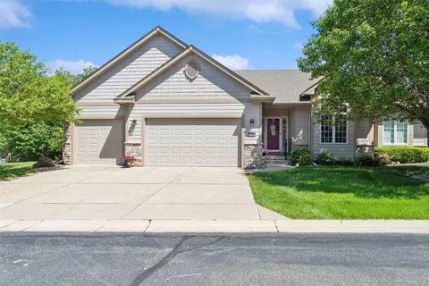 8700 Stonepointe Ln, Johnston, IA 50131